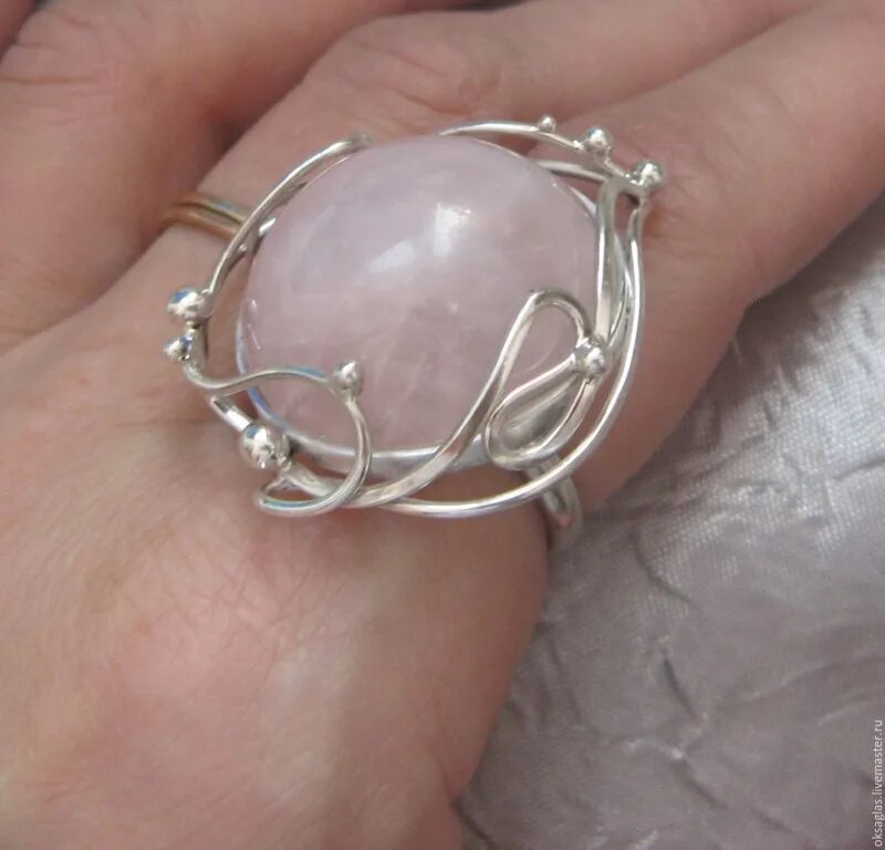 Кольцо серебро розовый. Кольцо Кашарель с розовым кварцем. Золотое кольцо с рутиловым кварцем. Кольцо с розовым кварцем в серебре. Серебряное кольцо с розовым кварцем.