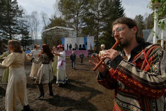 Секты семинары. Секта il nido 2019. Фильм про сектантов язычников. Хиппи rainbow gathering. Секта телефоны.