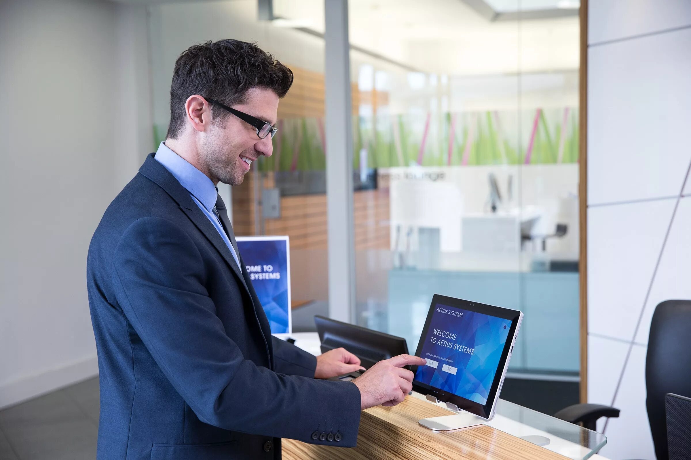 Os managers. Управление посетителями. Офис диджитализация современный люди. Visitor Management System. Queue Management System.