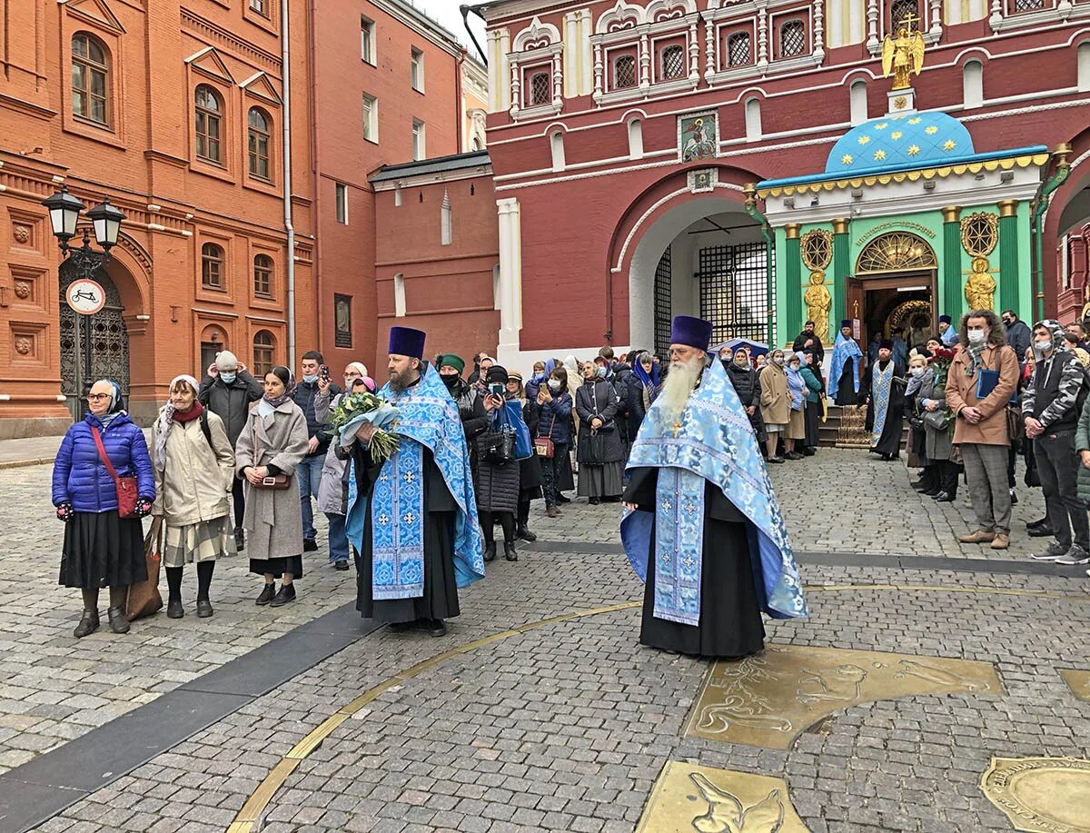 молебен. православный храм. молебен в часовне. молитва в храме. храм александра невского сомино.