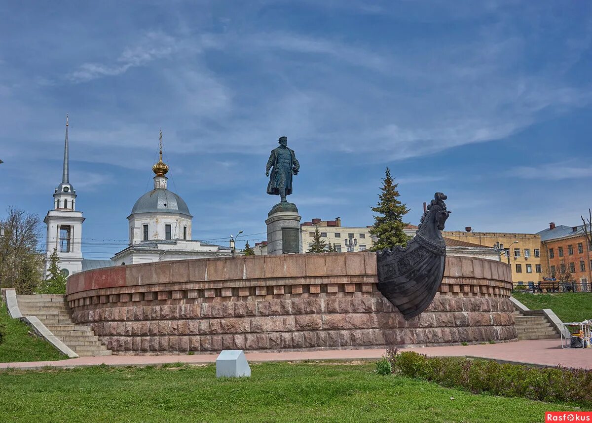 Памятник хождение за три. Памятник Афанасию Никитину в Твери. Памятник Афанасию Никитину достопримечательности Твери.