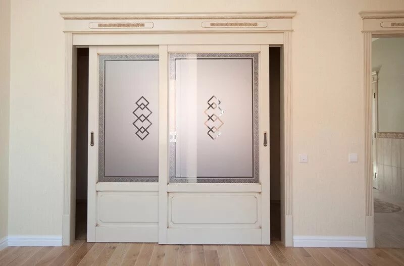 Сдвижные двери классика. Раздвижные двери межкомнатные классика. раздвижные двери в классическом стиле. дверь-купе межкомнатная классика. раздвижные двери купе классика.
