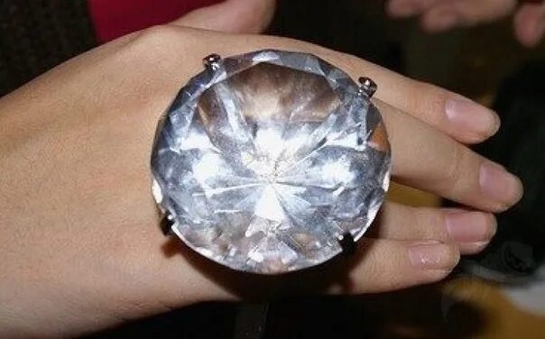 Кольцо с огромным бриллиантом. Кольцо с большим камнем. Кольцо с бриллиантом большим камнем. Кольцо с гигантским бриллиантом. Huge round