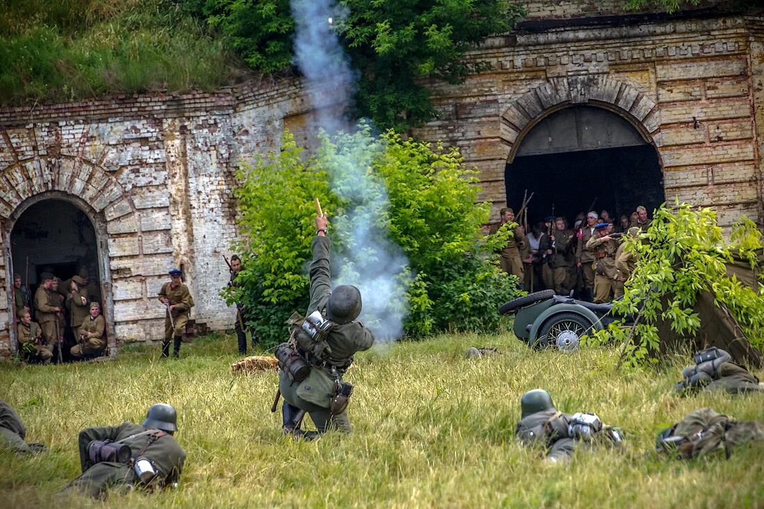 Оборона крепости 22 июня 30. Оборона крепости Брест. Брестская крепость 1941. Осада Брестской крепости.