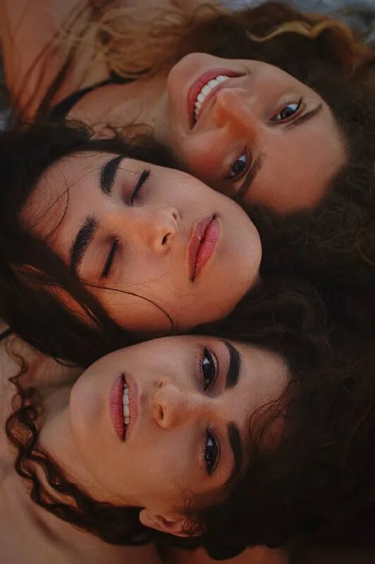 Трое сестер как правильно. Собирательное имя числительное. Фотосессия с друзьями идеи. Несколько подруг. Турецкие сериалы севда эргинджи.