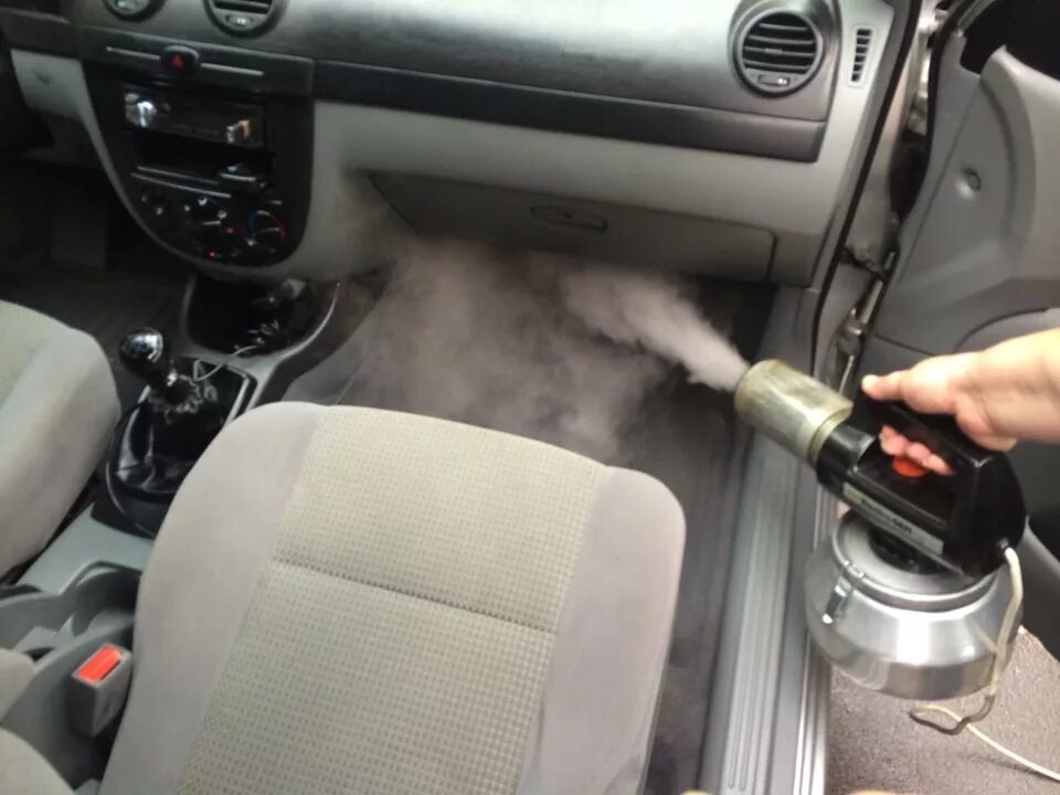 Воняет в машине. Запах в салоне автомобиля. Выведение запаха из салона автомобиля. Избавление от запаха в машине. Обработка салона.