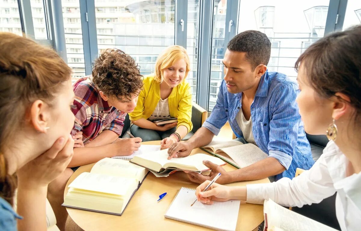 Tutor student. Наставник и ученик. Тьютор в школе. Наставник студент. Учитель тьютор.