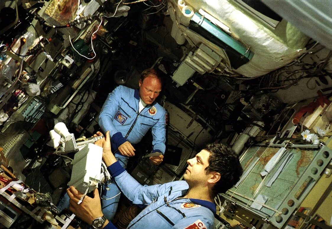 Станция салют 7 1985 год. Джанибеков салют 7. Космонавты Джанибеков и Савиных.