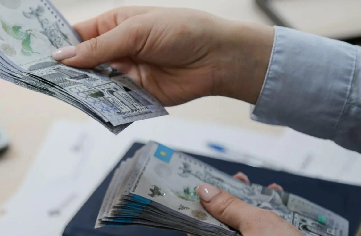 Пенсионерыв казахстане. Пенсионер рк налоги. Налог пенсионка %. Пенсионер деньги казахстан. Пенсионер за компьютером.
