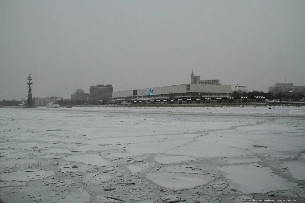 Лед на Москве реке. Нижняя Москва река зимой. Река горячка Москва. Ледяное безмолвие (1993). Ледовый московского