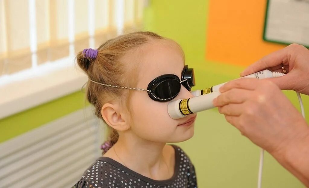 Эндоскопия носоглотки аденоиды. Лазеротерапия носа детям. Лазеротерапия аденоидов. Физиотерапия прогревание носа. Лазеротерапия при аденоидах у детей.