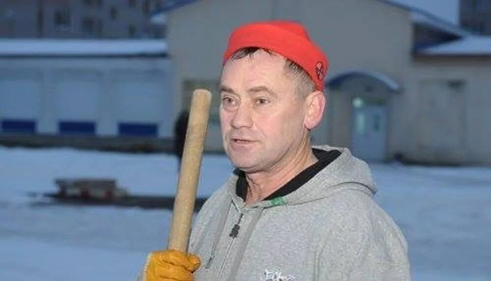 Дворник работа. Дворники ижевск. Дворники ижевск. Дворник работа. Дворник убирает.