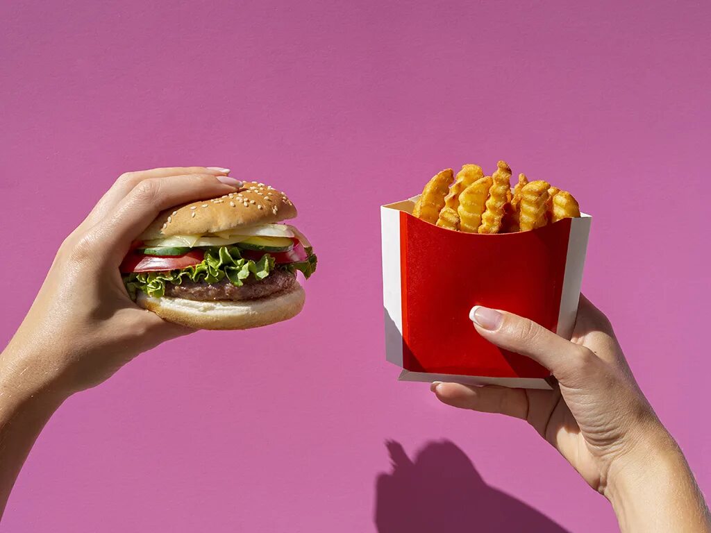 Можно ли каждый день есть фаст фуд. Еда картинки. Чизбургер вкусно и точка. Макдональдс 2023. Бургер в руках.