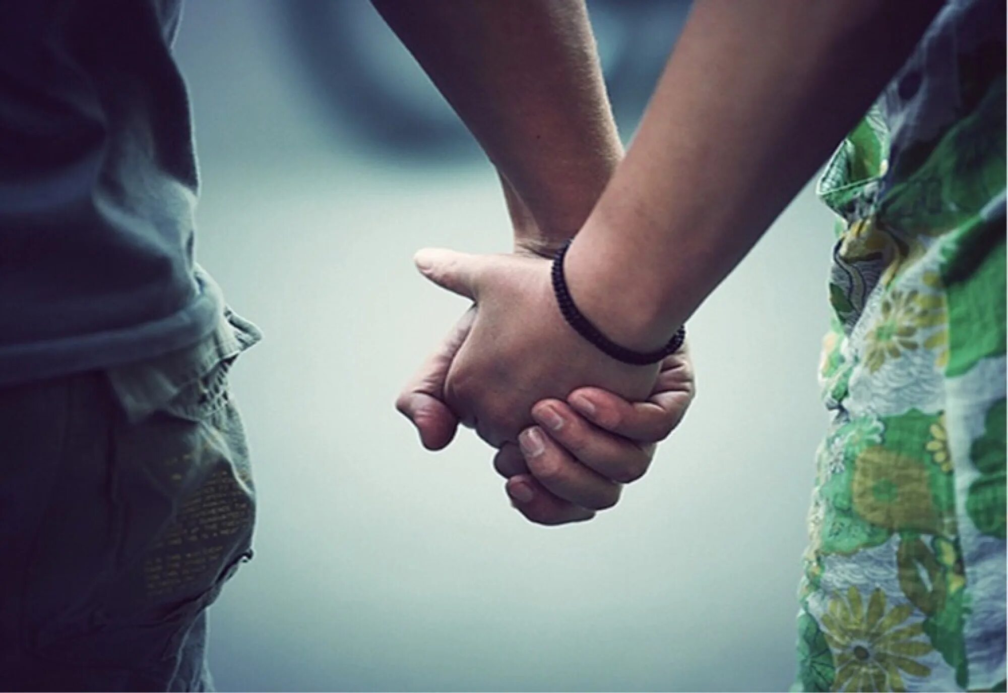 Distance can be. Держатся за руки. Руки влюбленных. Держит за руку. Держание за руки.