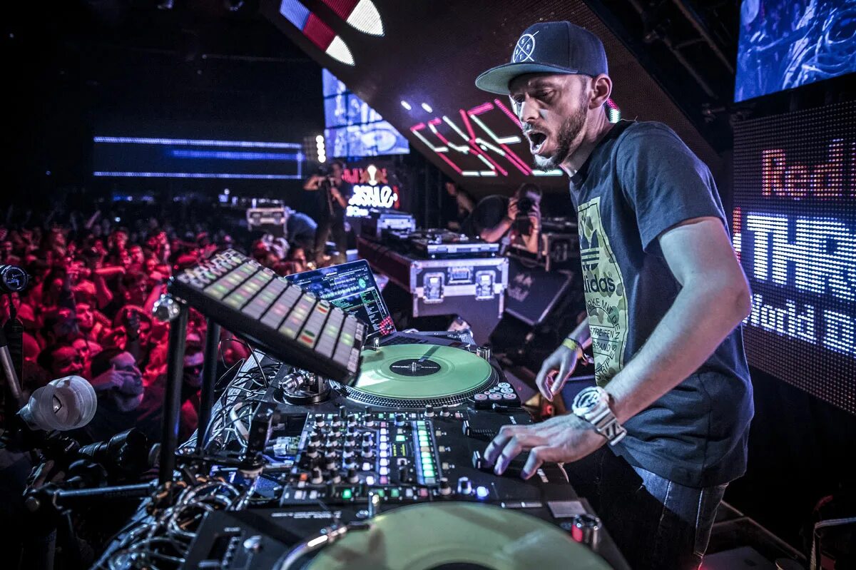 Инструменты современного диджея. Девушка диджей. Диджейские вертушки винил. Диджей крутит винилы. Виниловые пластинки диджей.