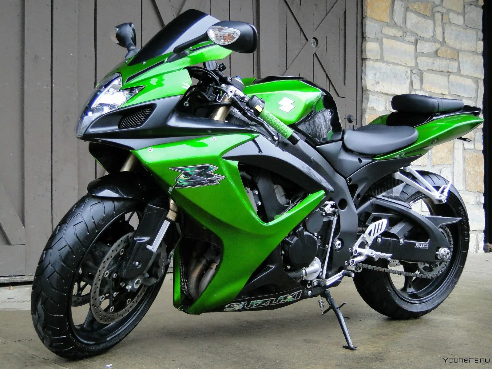Купить мотоцикл 1000. Suzuki GSX r600 зеленый. Сузуки 600 кубов. Сузуки 600 GSX салатовый. Сузуки GSXR 1000 зеленый.