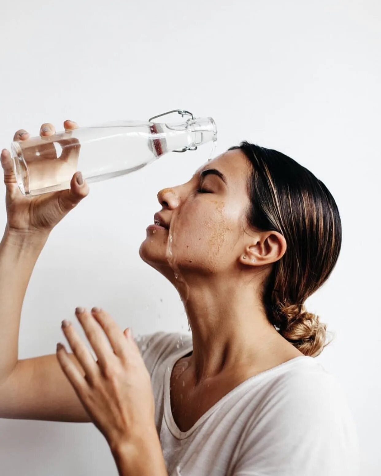 Нужно ли маску смывать водой. Для чего нужен тоник. Минеральная вода в косметологии. Для чего нужен тоник для лица. Зачем нужен тоник для лица.