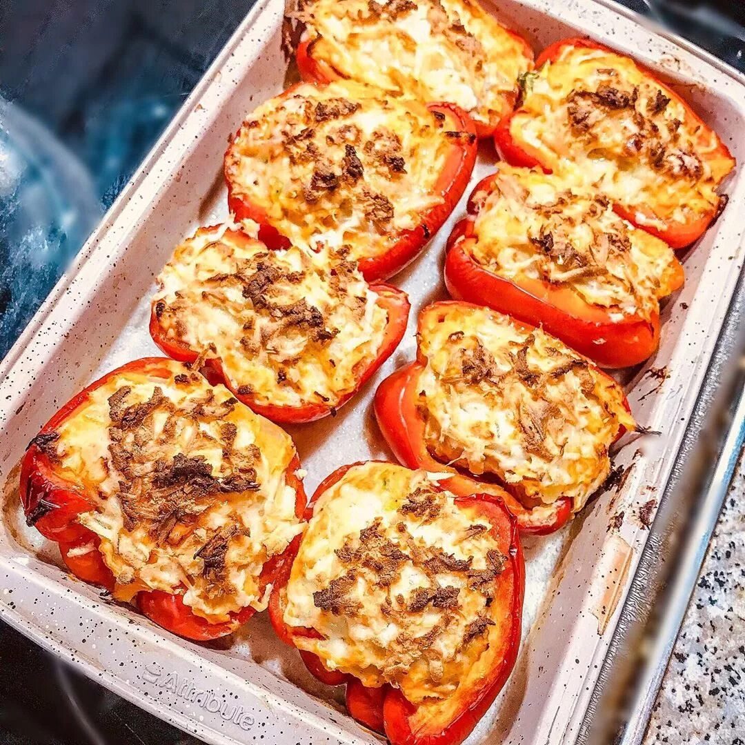 Сколько запекать фарш. Фаршированные половинки перца. фаршированные перцы с фаршем. фаршированный перец запеченный в духовке. болгарский перец фаршированный в духовке с фаршем.