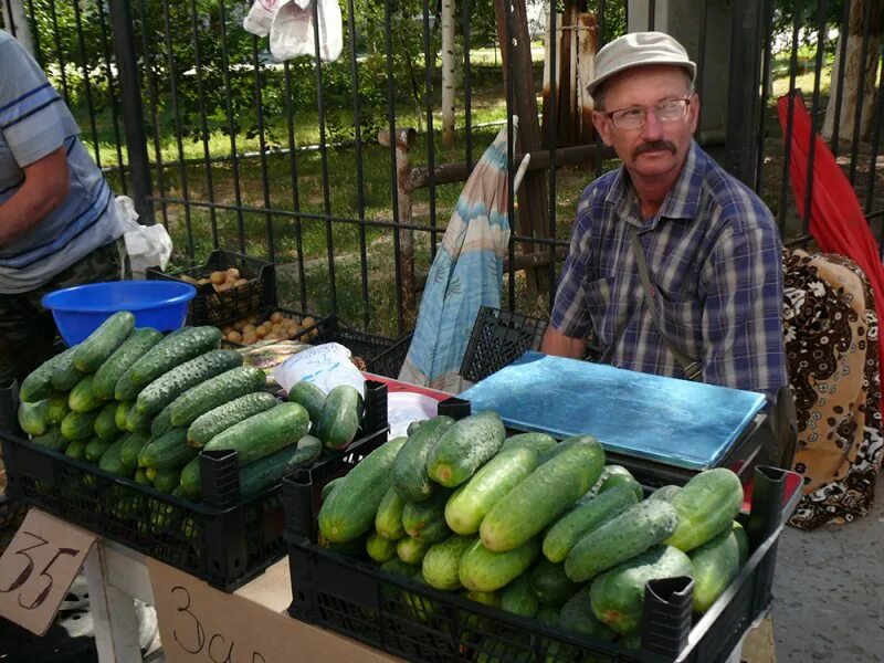 Самые большие огурцы. Анекдот про огурцы. Мужик продавал огурцы. Безопасная подача огурца 6 месяцев. Огромный огурец.
