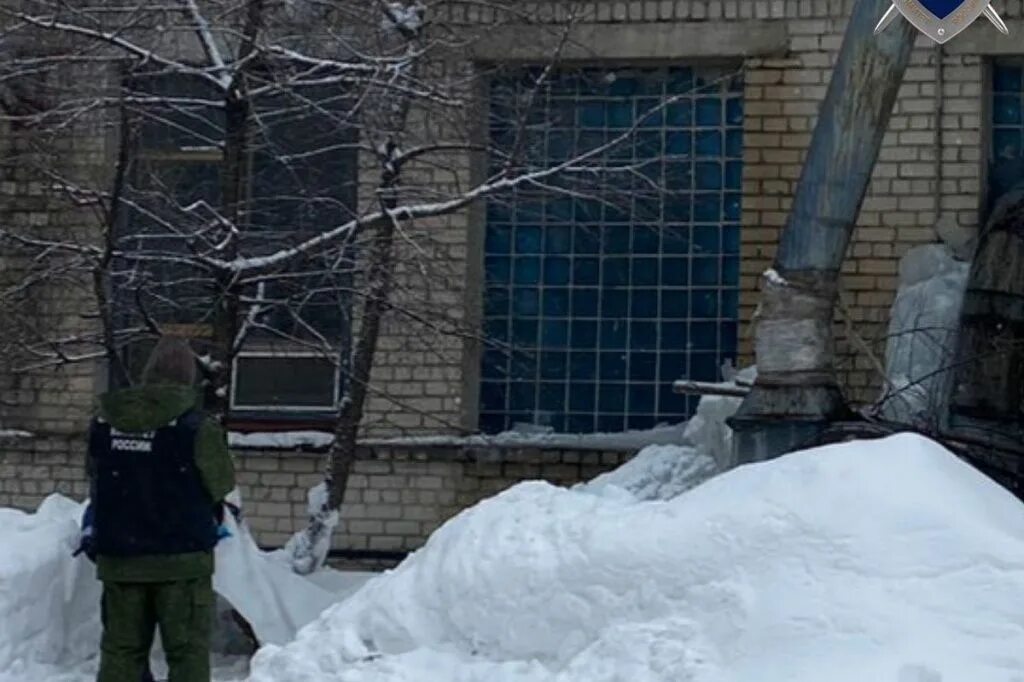 Упавший дом в Нижнем Новгороде. Чел упал с крыши дома в Нижнем Новгороде. Падение льда с крыши на людей. Человека убило глыбой льда с крыши.