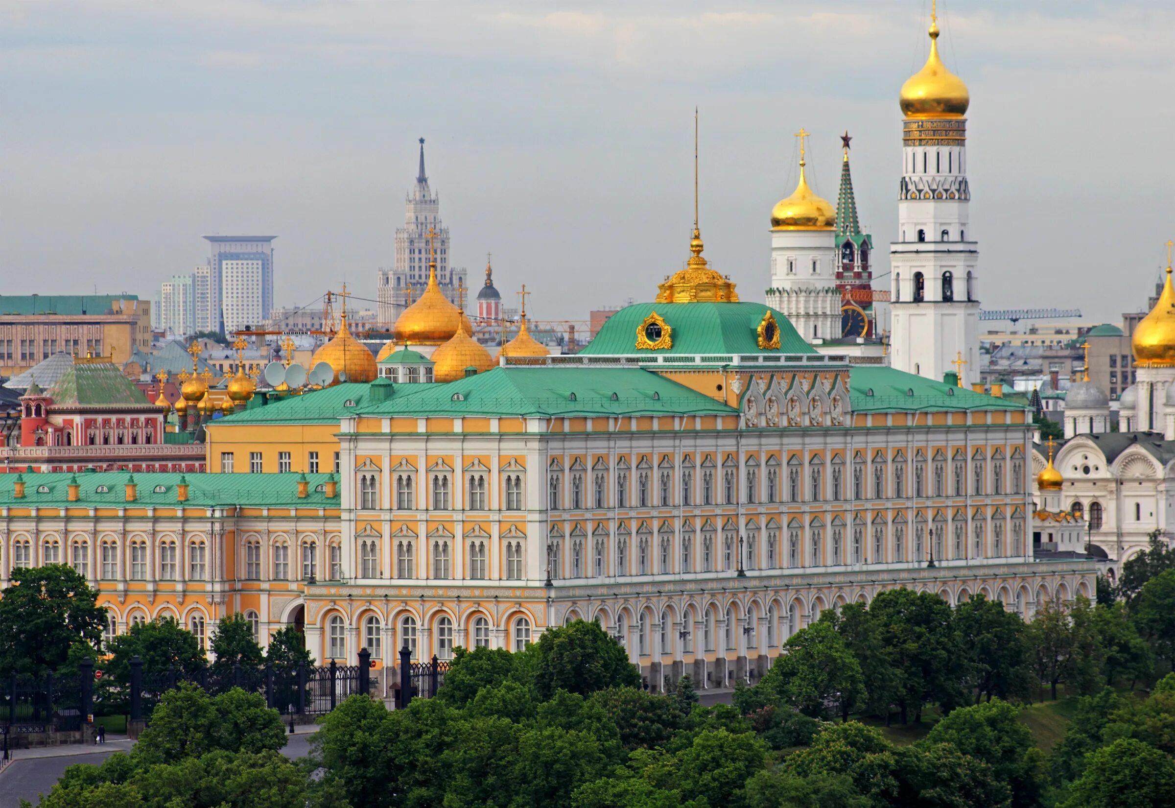 Сколько вмещает кремлевский. Большой Кремлёвский дворец в Москве. Москва Кремль большой Кремлевский дворец. Большой Кремлёвский дворец 1838 1849. Большой Кремлёвский дворец в Москве резиденция президента.