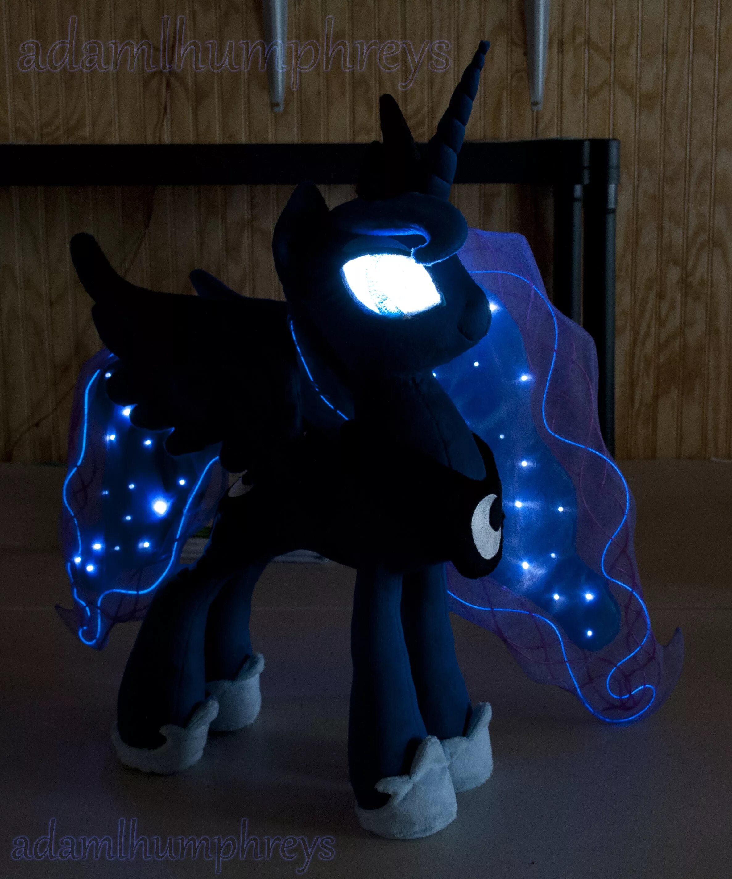 Светящихся пони. Фигурка Hasbro Princess Luna b7815. Принцесса Луна игрушка светящаяся пони. Фигурка Луны МЛП. Принцесса Луна пони игрушка.