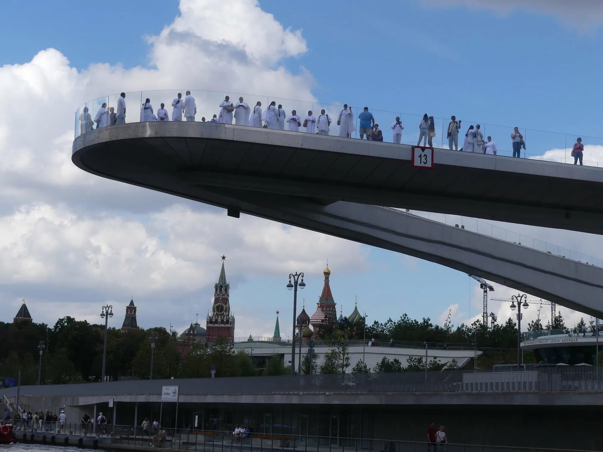 По реке до парка зарядье. Парк зарядье мост. парк зарядье парящий мост. парящий мост в москве в парке зарядье. парк зарядье смотровая площадка.