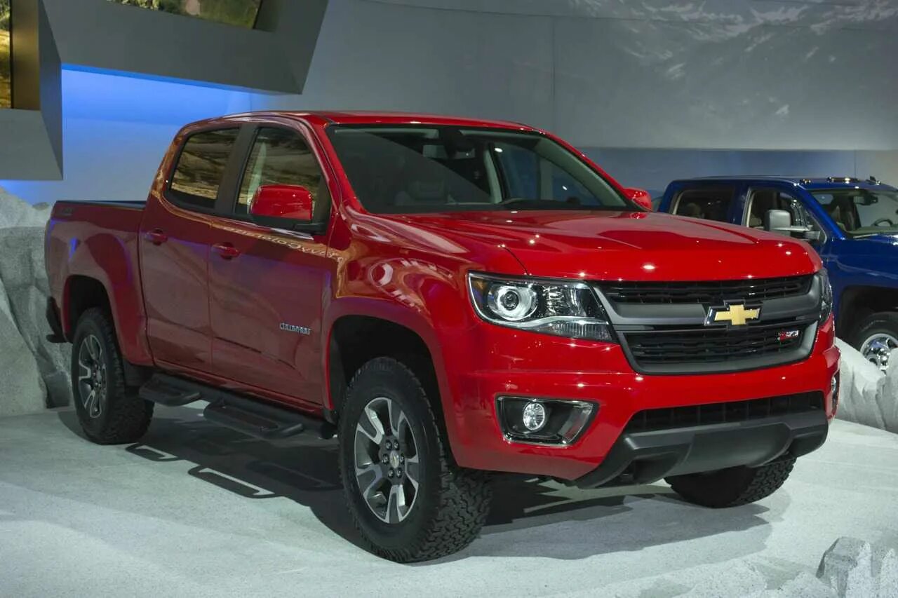 Тойота мицубиси. Chevrolet Colorado 2015. Chevrolet Colorado 2013. Toyota Hilux против chevy Colorado. Пикап Колорадо 2013.