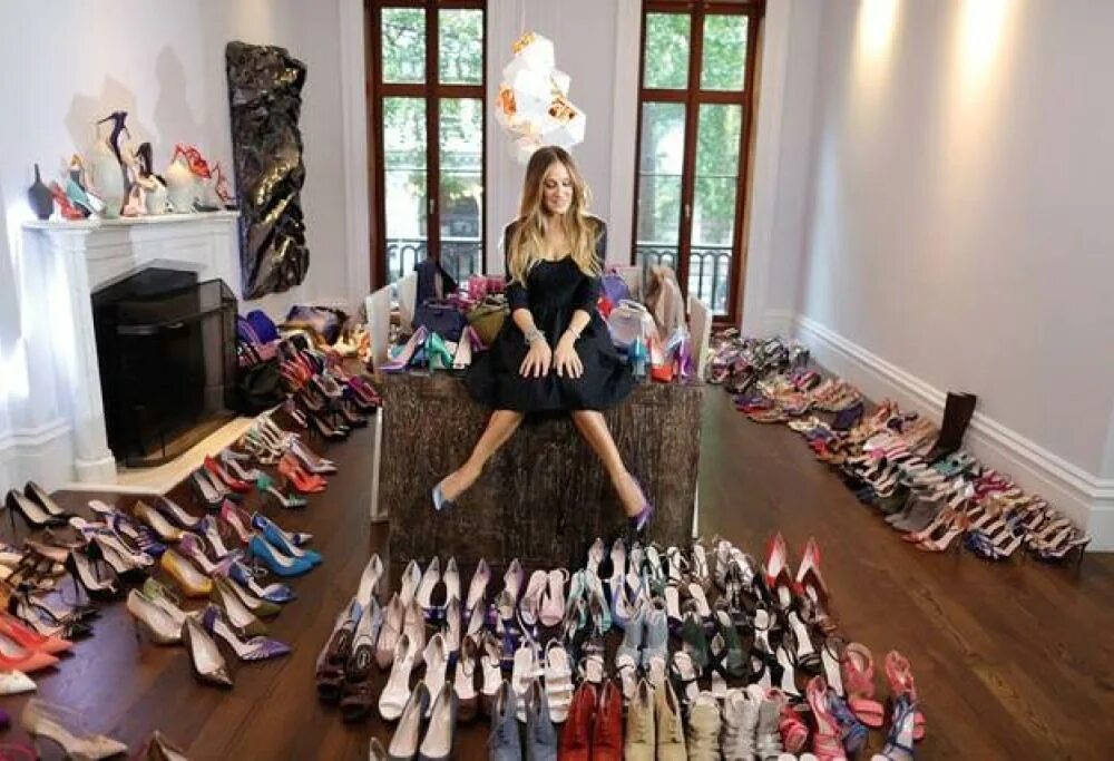 Много одежды и обуви магазин. Коллекция туфель Кэрри Брэдшоу. Обувь Кэрри Брэдшоу. Туфли Кэрри Брэдшоу. Гардероб Кэрри Брэдшоу.