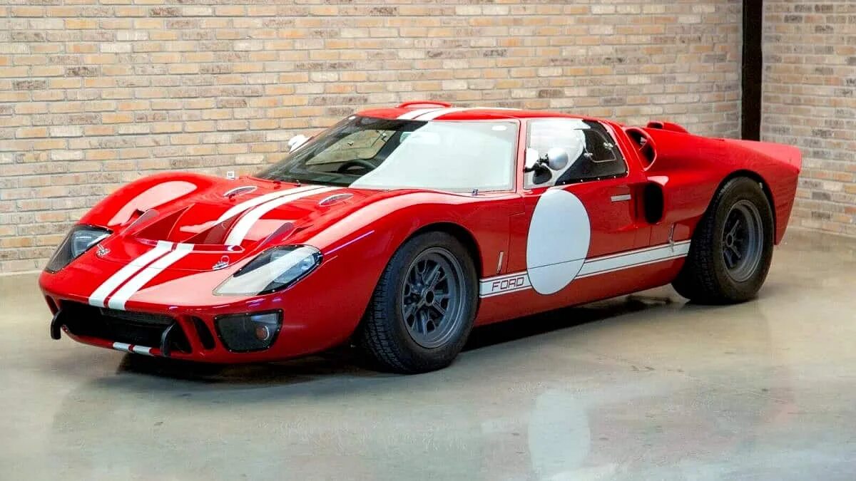 Форд мустанг против феррари. Форд похожий на феррари. Ford против ferrari (2019). Форд против феррари в реальной жизни. Ford mustang ferrari.