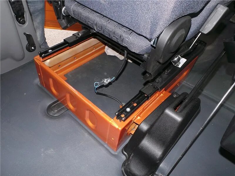 разъем под водительским сиденьем mazda 3 bl. ящик под переднее сиденье газель некст фермер. разъем под сиденьем mitsubishi carisma. разъём под водительским сиденьем mazda cx-7. распил под водительским сидением.