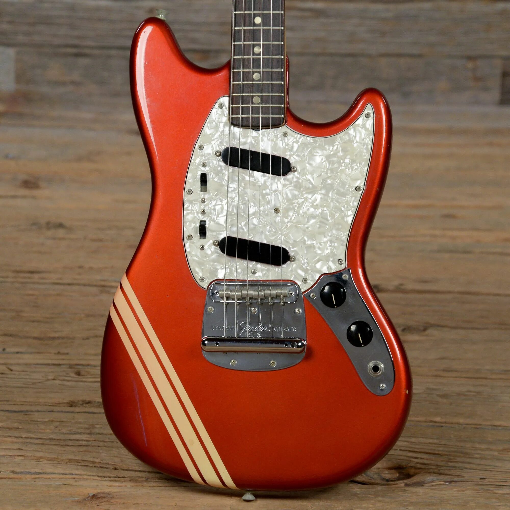 More bass. Fender Mustang Red. Fender Mustang Competition. Fender Mustang корпус. 1977 Fender Mustang красный.