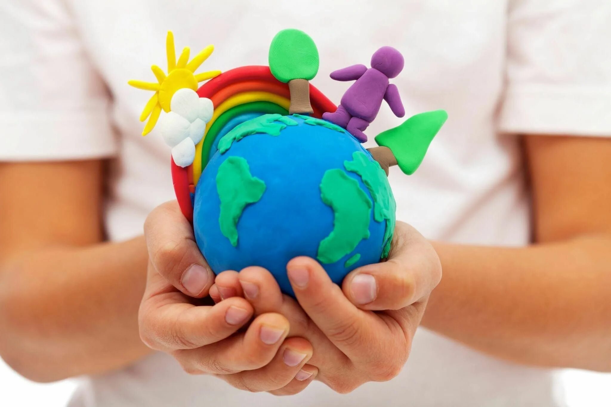 День защиты детей руки. Мир в руках ребенка. Планета в руках детей. Детям об экологии. Планеты для детей.