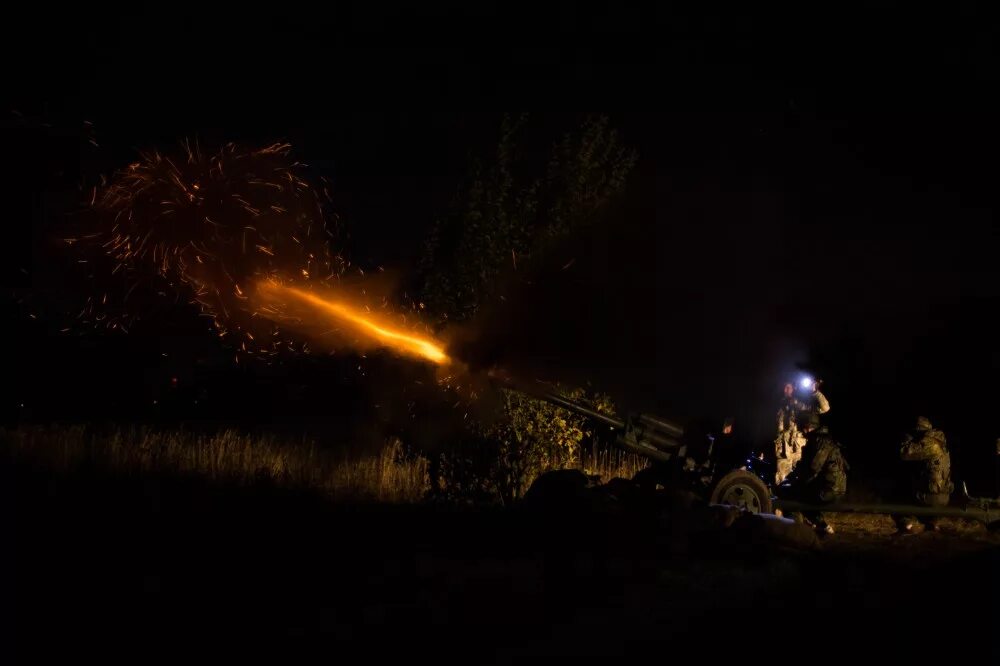 Ночные военные перестрелки. Ночные стрельбы. Ночной бой. Стрельба ночью. Трассера ночью.