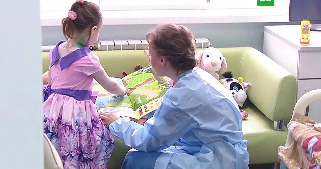 Новость в москве девочки уьила маму. Девочка саша которая живёт в больнице. Девочка 5 лет живет в больнице. Татьяна максимова и юрий зинкин. Девочка жила 6 лет в больнице.