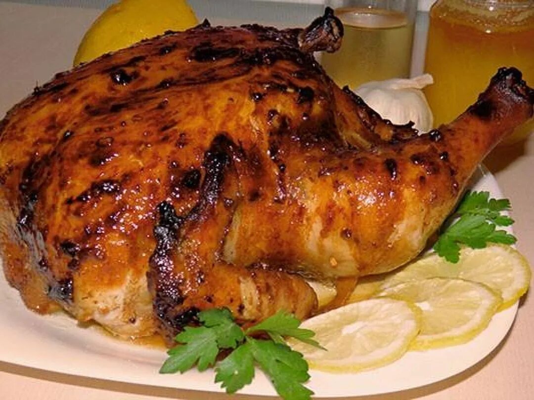 Рецепт курочки с хрустящей корочкой. Курица в духовке. Курочка запеченная в духовке. Курица запеченная в духовке целиком. Жареная курица в духовке.