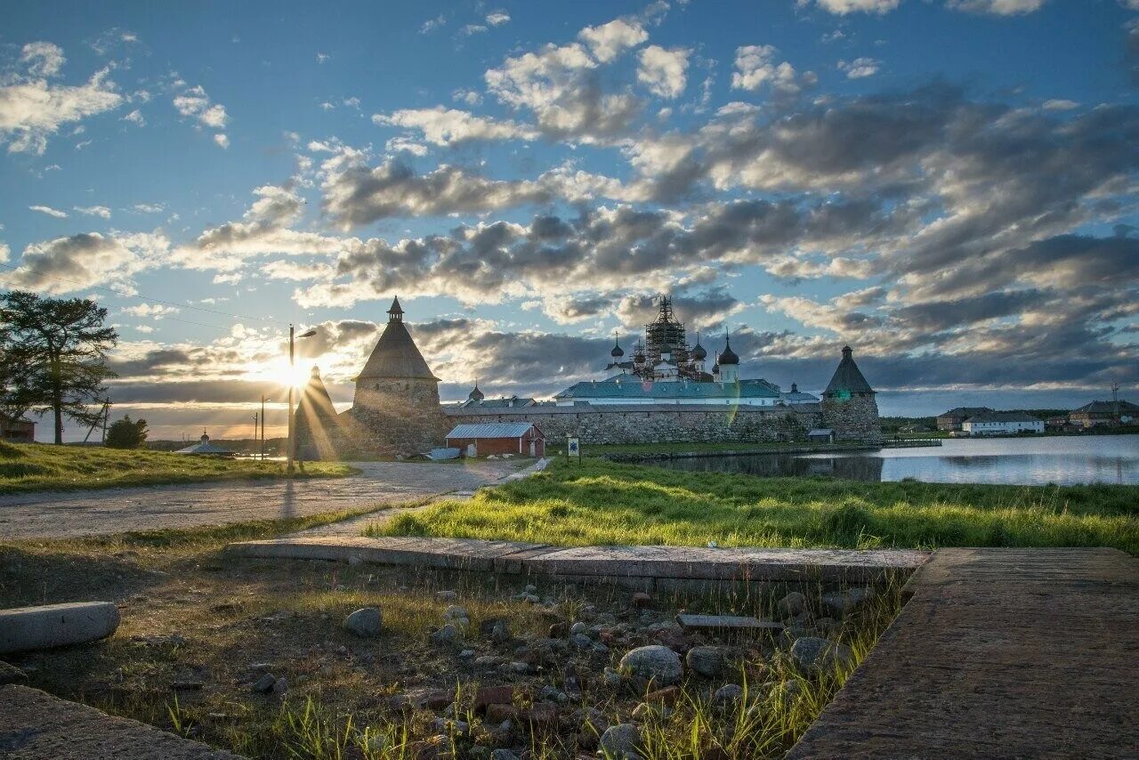 Соловецкие острова это крупнейший архипелаг. Белое море соловецкие острова. соловецкий архипелаг на белом море. соловецкий монастырь соловецкие острова. соловецкий монастырь на белом море.