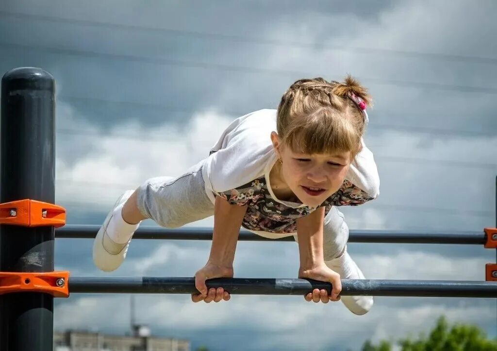 Мальчик на спортивной площадке