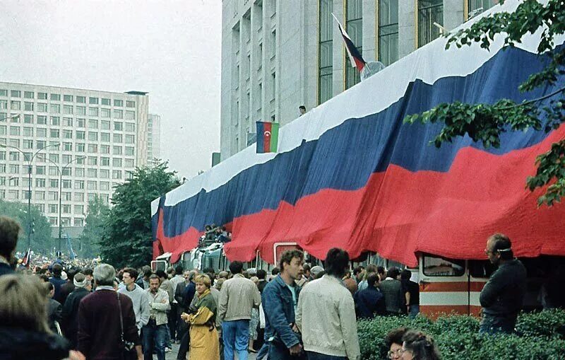 В 1993 россия становится. Путч 1991 Ельцин. Августовский путч 1991 Ельцин. Путч 1993 Ельцин. Белый дом 1991 год августовский путч.