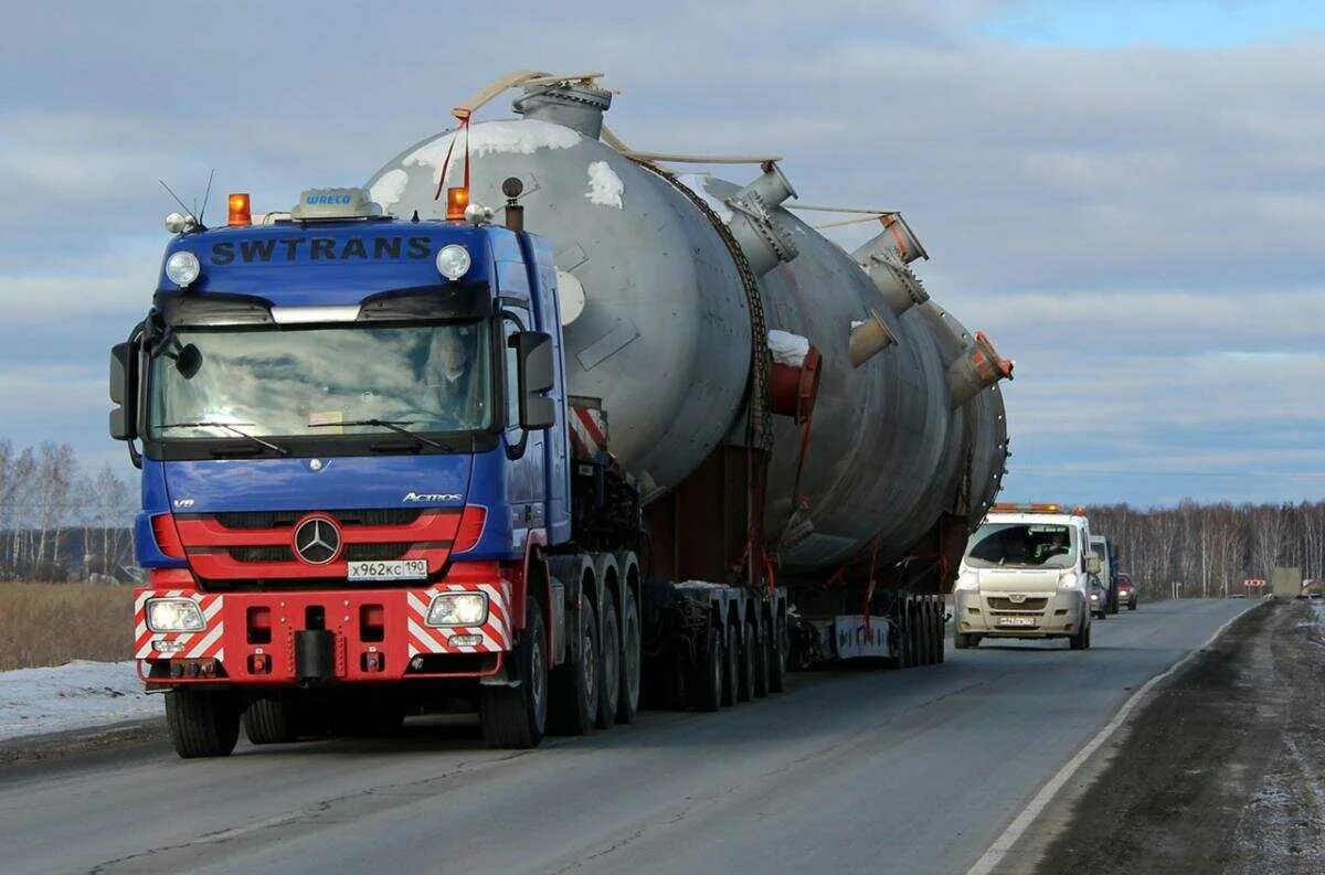 Транспорт перевозка негабаритных грузов. КАМАЗ негабарит 30 метров. Ивеко негабарит. Негабаритные и тяжеловесные грузы. Перевозка негабаритных грузов.