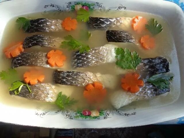 Заливное из рыбы горбуша. Заливное из рыбы. праздничное заливное из рыбы. рыбное заливное. заливное с рыбой.