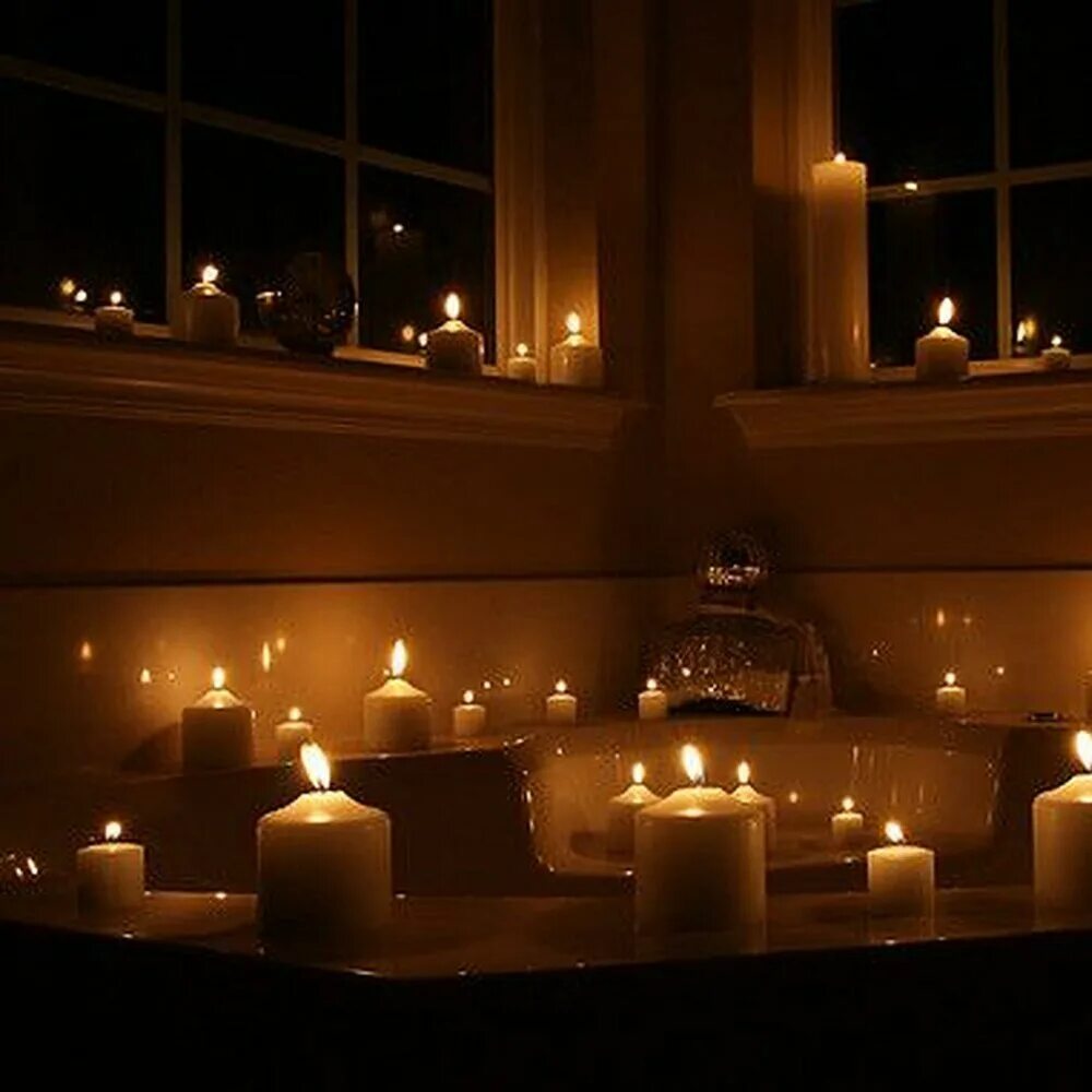 Комната со свечами. Свечи романтика. Ванна со свечами. Свечи в ванной. 6 вечером что делают