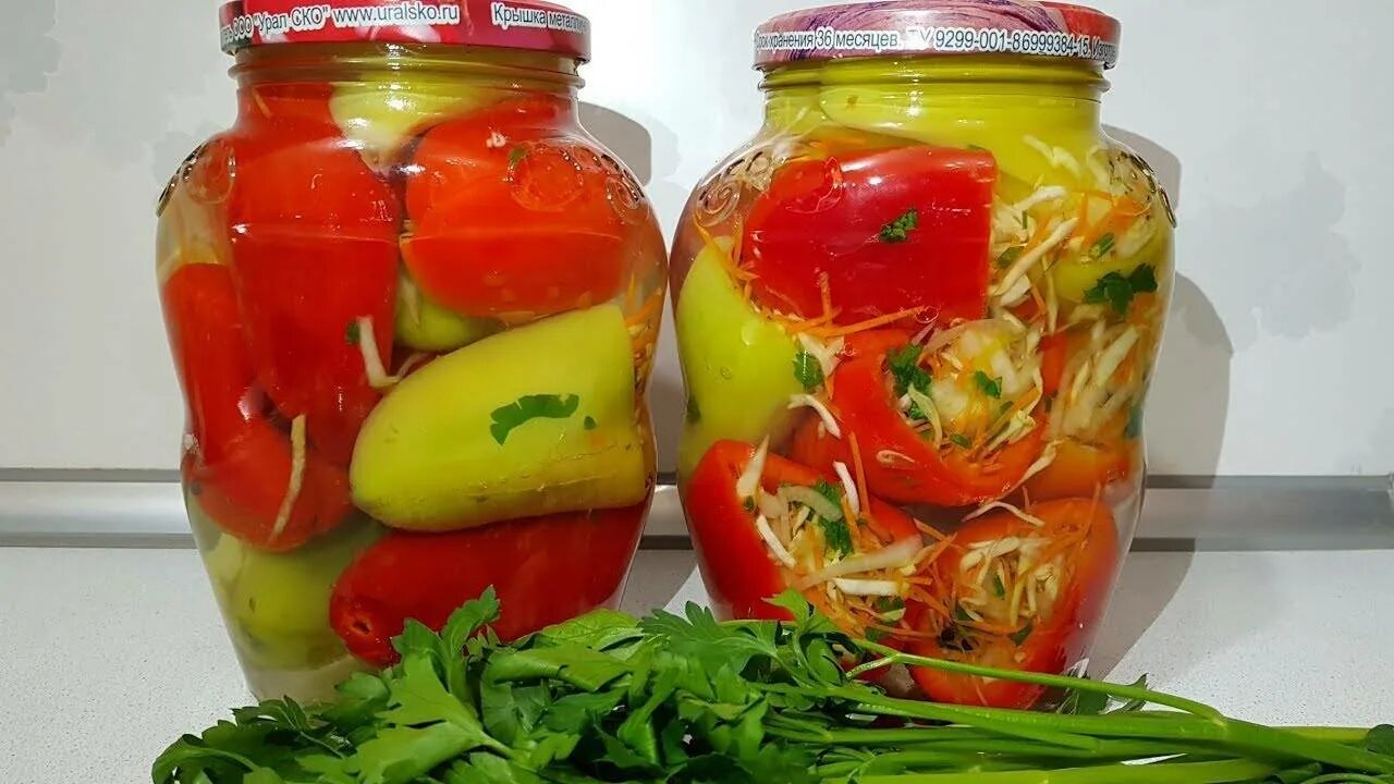 Рецепт на зиму капуста перец. Перец фаршированный капустой на зиму. перец фаршированный капустой на зиму в банках. фаршированные перцы на зиму в банках. зимние заготовки из перца болгарского.