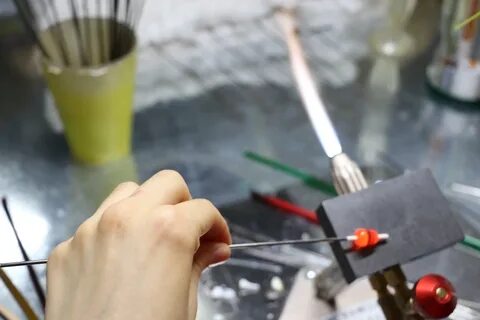 В стекольной мастерской вырезают стекла на заказ