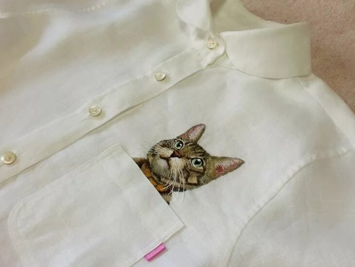 Котик в рубашке. Рубашка с кошками. Хироко кубота котики в кармане. Рубашка с принтом кошки. Вышивка на кармане рубашки.