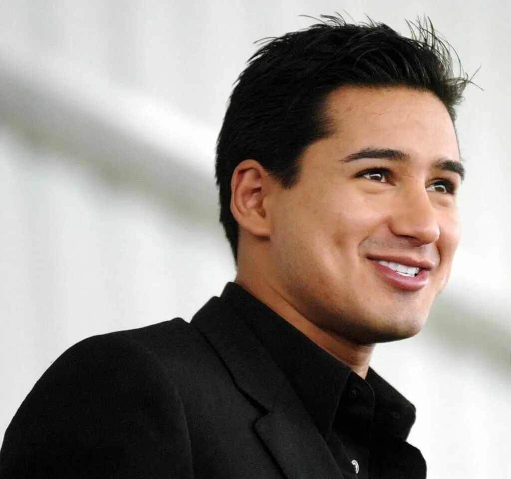 Mario lopez фокусник. Марио лопез часы. Марио лопез. Марио лопес актер. Марио лопез фото.