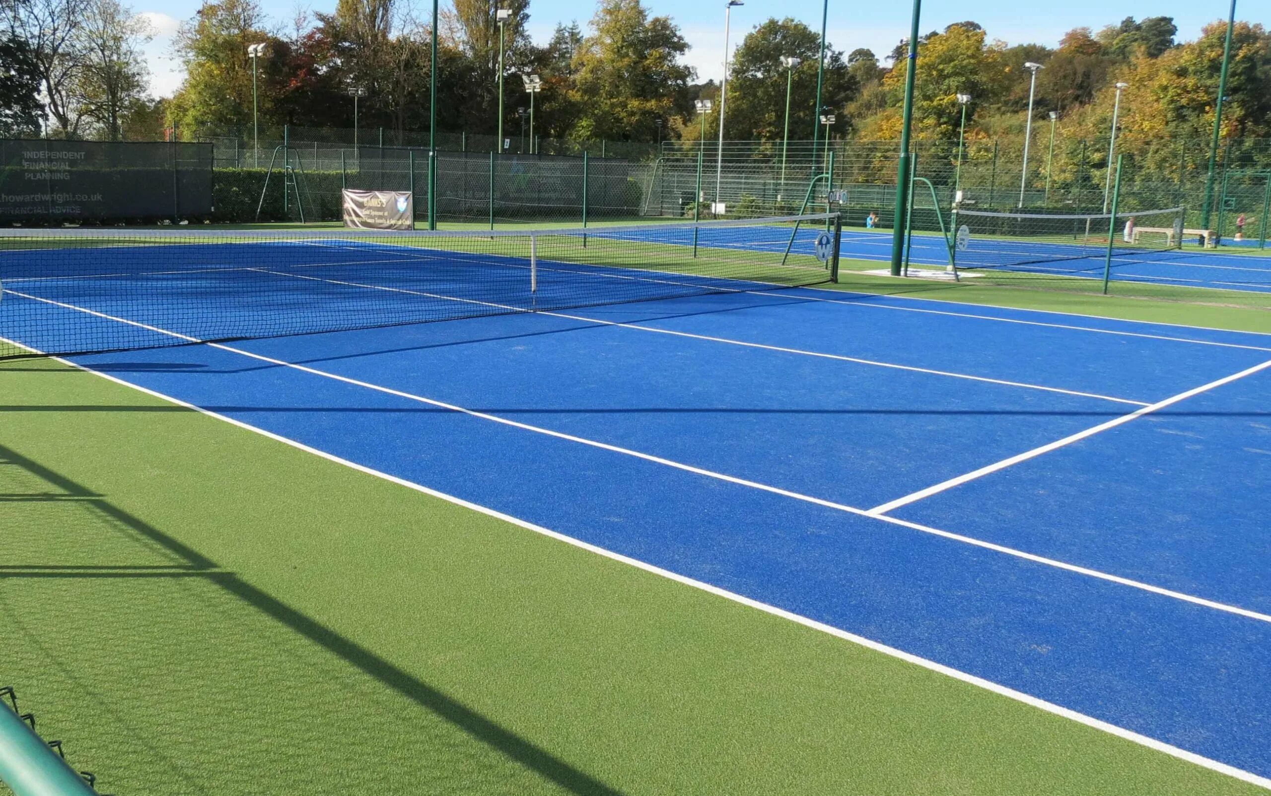 Какое поле теннисный. Fly Tennis Капитолий теннисный корт. Теннисный корт Коломяги трава. Искусственная трава для теннисного корта. Теннис корт искусственная трава.