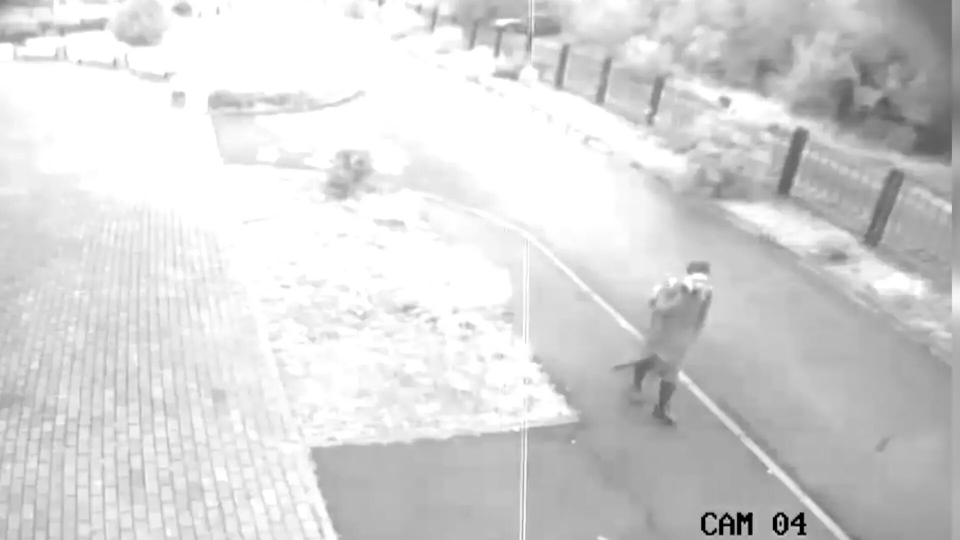 Записи с камер видеонаблюдения бишимбаев. Нападение на школу в ивантеевке с камер. кадры стрельбы в школе с камер. стрельба в школе кадры с камер в казани. камера наблюдения в ивантеевке.