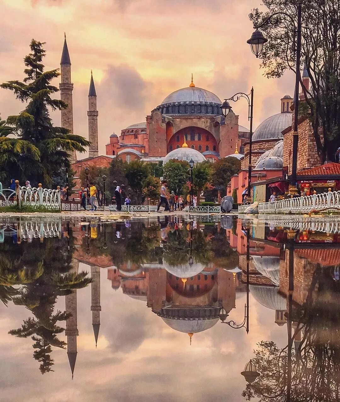 Стамбул старый город султанахмет. Район Султанахмет в Стамбуле. Стамбул Султанахмет улицы. Квартал Султанахмет Стамбул достопримечательности. Голубой мечети Стамбул район.