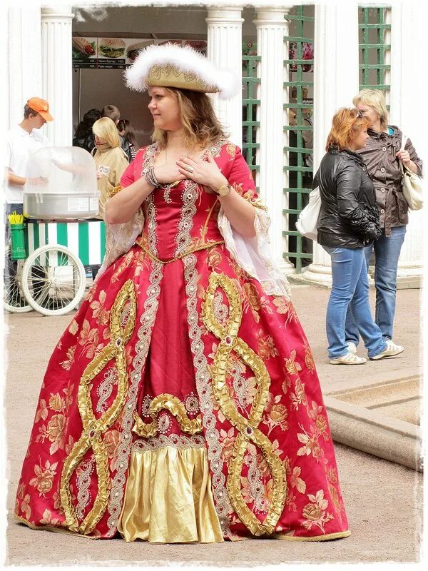 Стильный образ в красном платье прическа. Дайан мелло и джулиана салеми на венецианском кинофестивале 2016 г. Джулия салеми 2016. Зендая коулман мет гала 2018. Девичник в стиле.